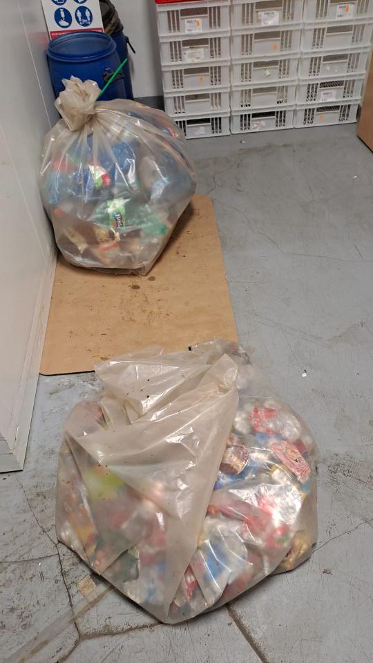 2. Znečistená podlaha v manipulačnej chodbe zvyškami vytečených tekutín z vratných obalov.