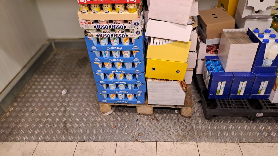 1. Chladiarenský sklad v zázemí na skladovanie mliečnych výrobkov mal podlahu znečistenú fľakmi čiernej farby, úlomkami hrubej nečistoty - papieriky, drevo, plast v rohoch a na podlahe.