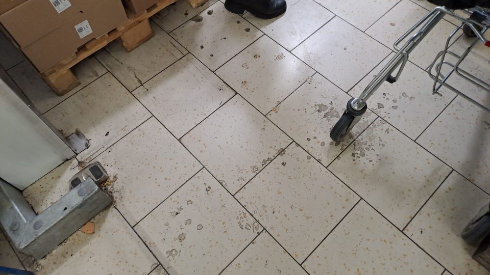 3. Chladiarenský box v zázemí na skladovanie mäsa mal podlahu znečistenú úprachom, nahromadenými nečistotami a tmavými fľakmi od tekutiny.