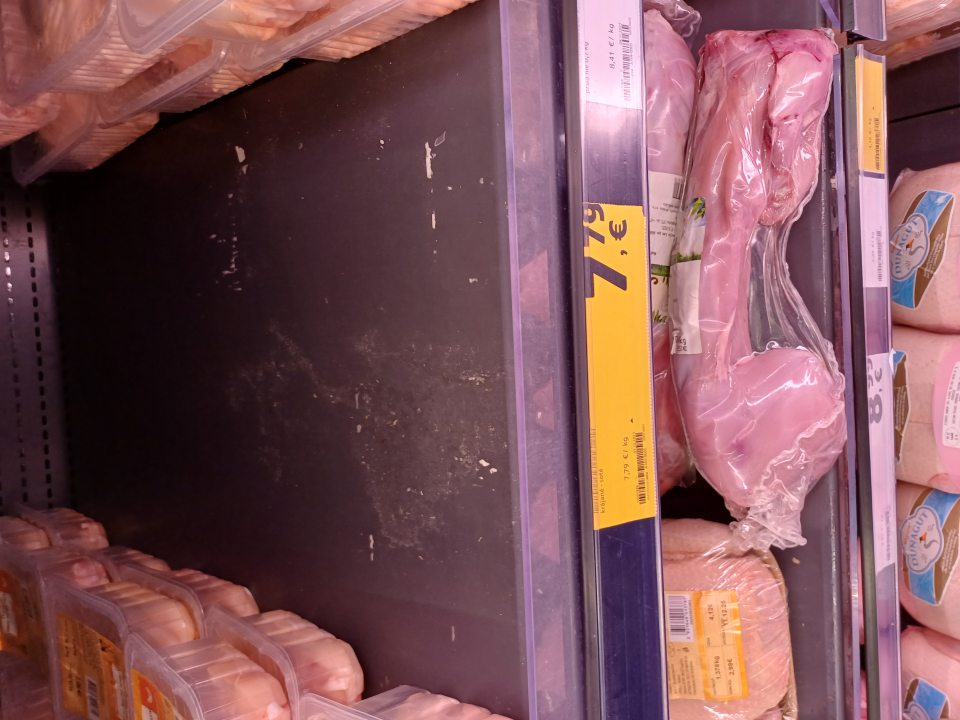 3.Znečistená ložná plocha chladiacej vitríny na predajnej ploche