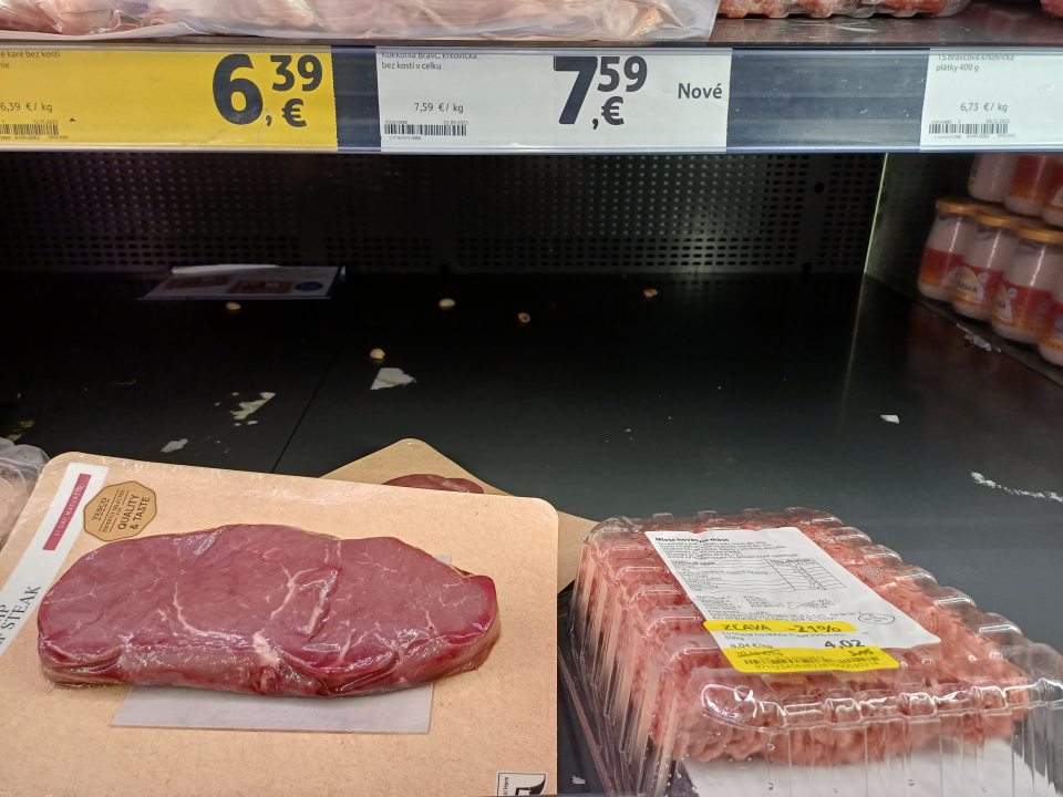 4. Znečistená ložná plocha chladiacej vitríny na predajnej ploche