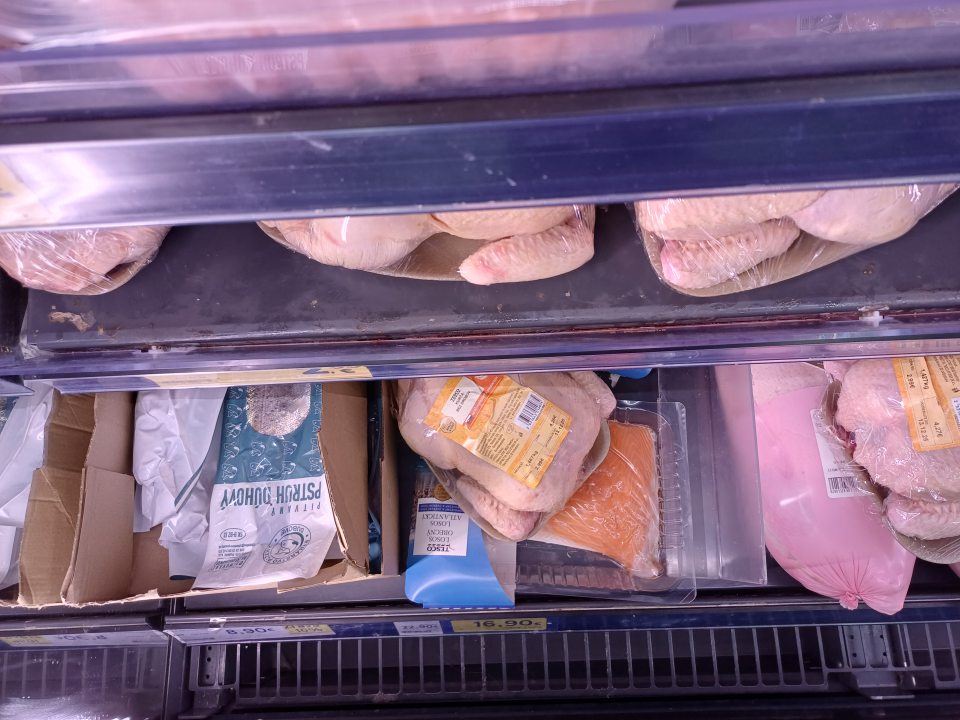 Znečistenie v časti drážok za cenovkami