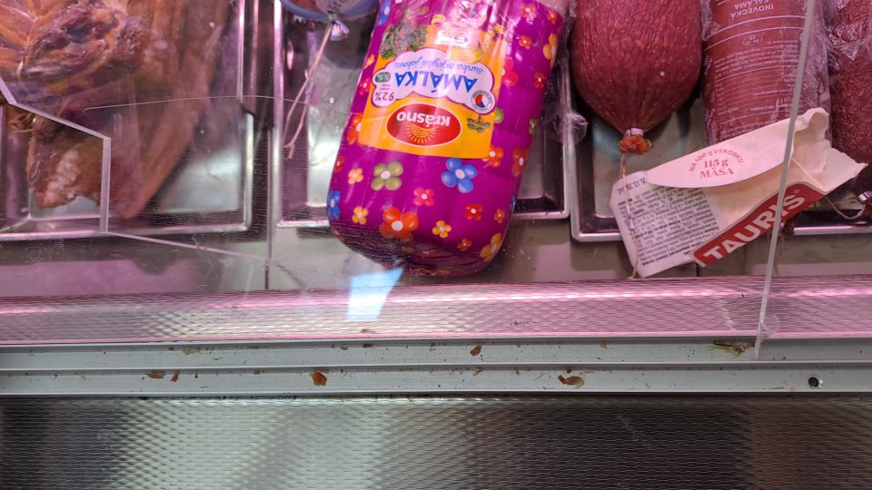 3.1x chladiace zariadenie na uchovávanie mäsových výrobkov v predajni znečistené v drážkach posuvných dverí zbytkami potravín, nečistotami.