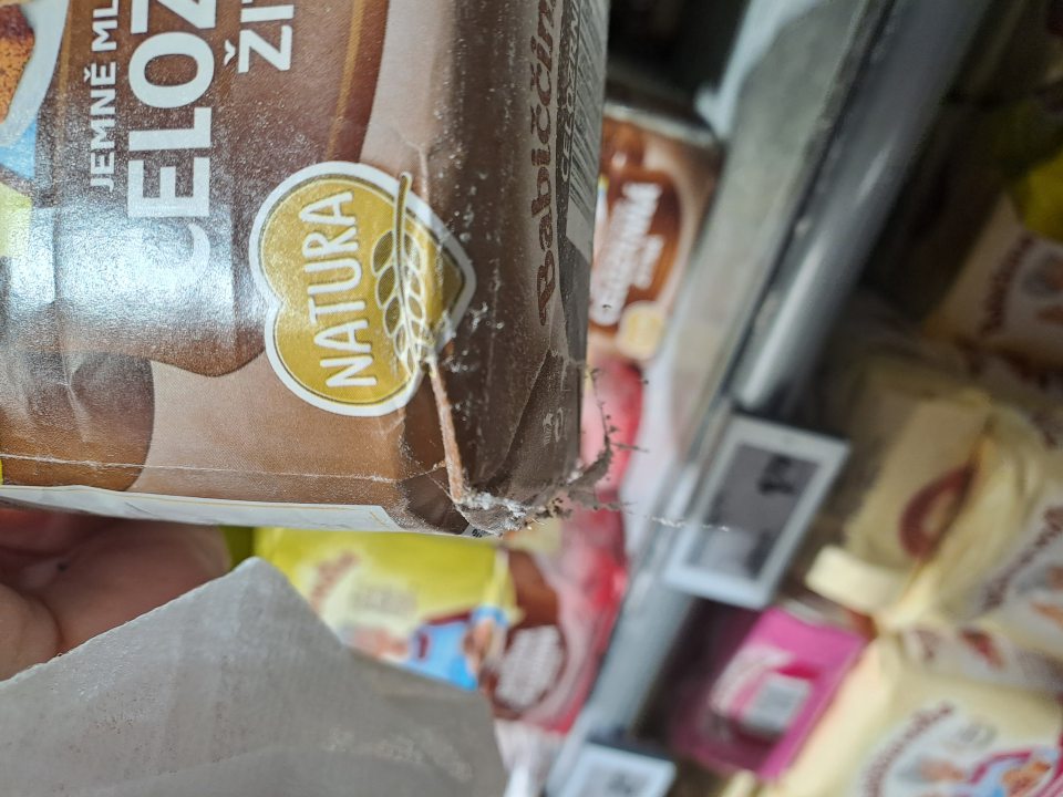 Zistený výskyt škodcov v časti ponuky múk, keď na jednotlivých baleniach múk boli viditeľné drobné vajíčka potravinovej mole - malé, belavé až priesvitné bodky, zlepené jemnou pavučinkou.