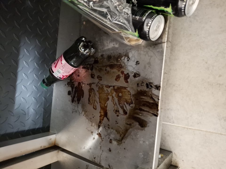 Suchý sklad - znečistená spodná polica regálu v mieste skladovania nealko nápojov