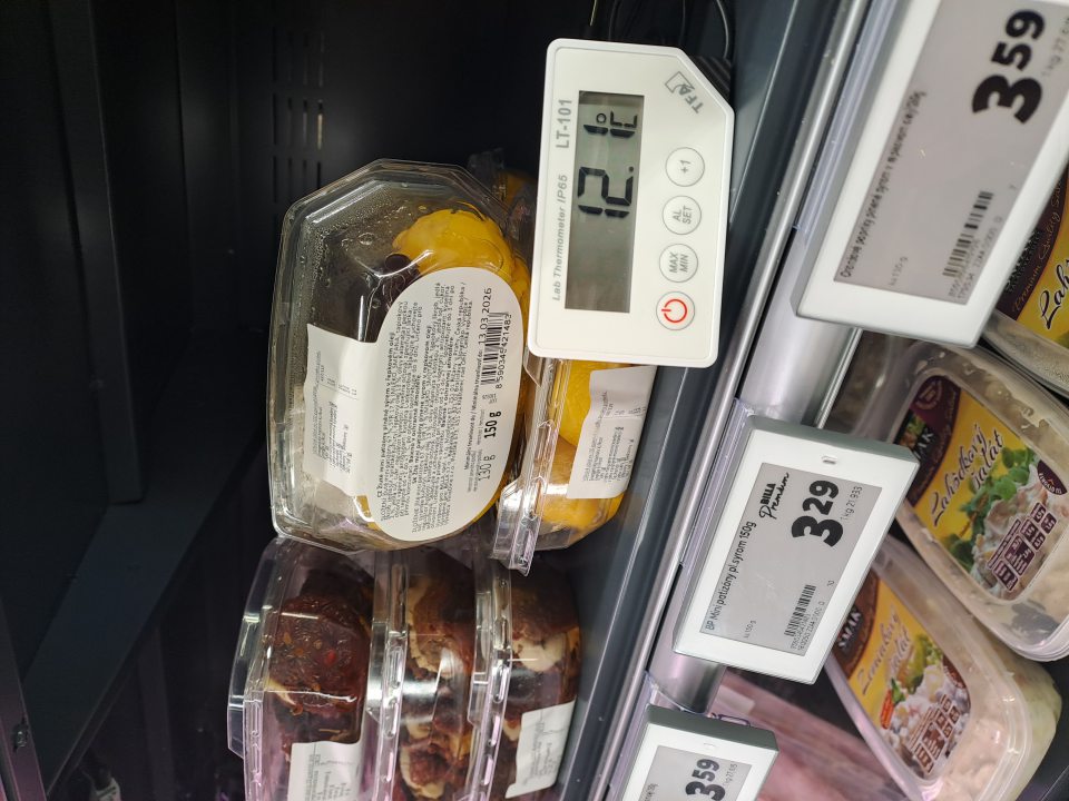 Zistené porušenie teplotného reťazca pri vystavovaní výrobkov v časti označenej ako ,,Nátierky a syry“, nakoľko v chladiacej vitríne s chýbajúcimi dvierkami bola kalibrovaným teplomerom nameraná teplota 12,1°C