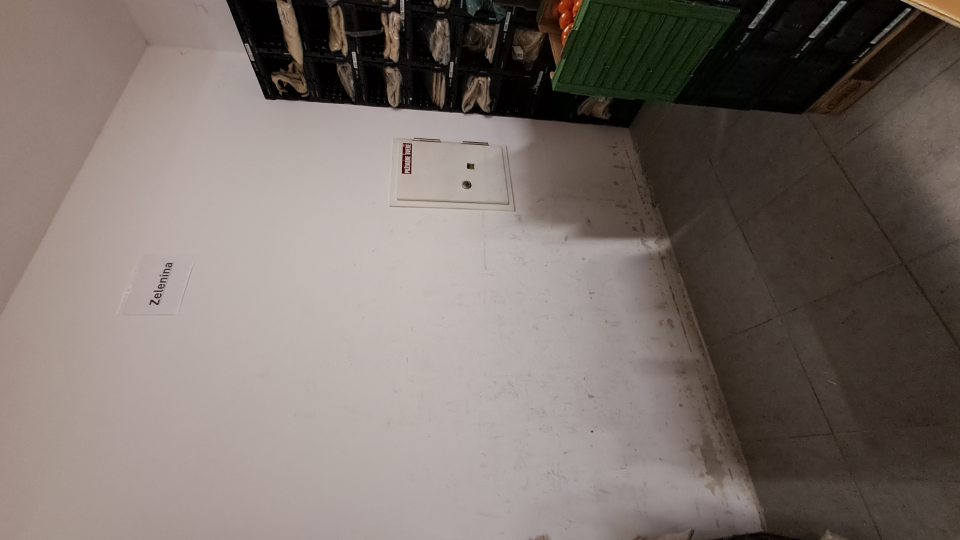 Suchý sklad -v častiach označených ako "Zelenina“- opotrebovaný povrch stien s opadávajúcou omietkou