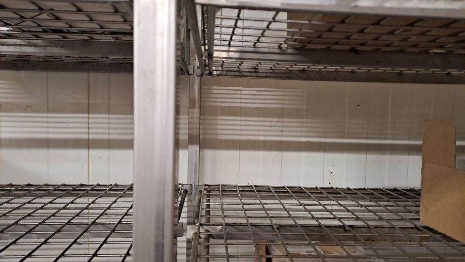 Znečistená stena v chladiarni MOPRO.