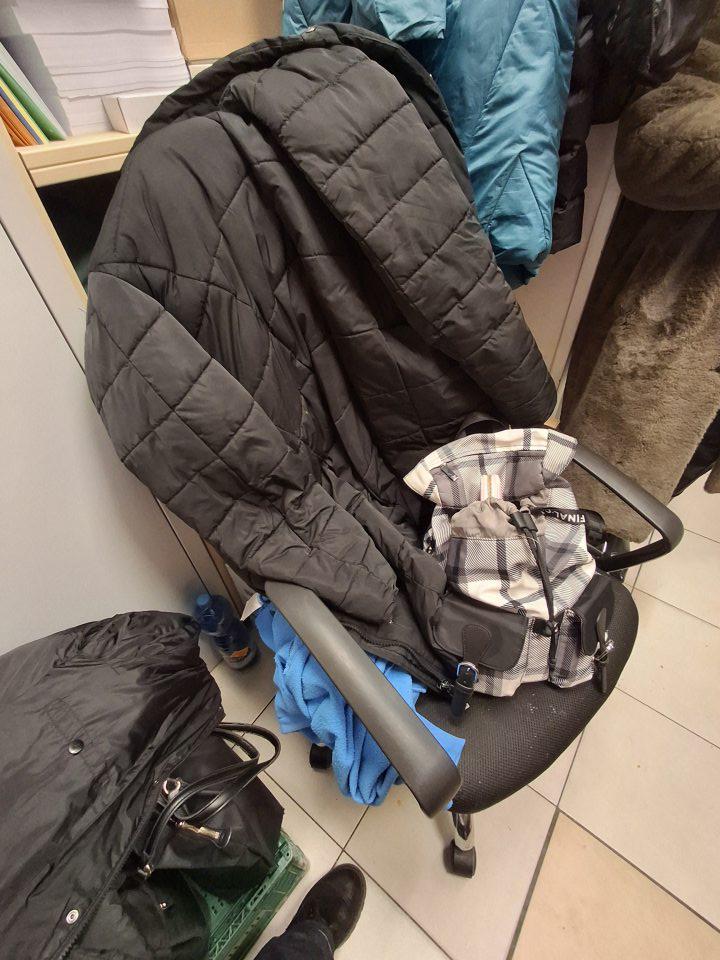 V priestore kancelárie neporiadok, nahádzané oblečenie zamestnancov