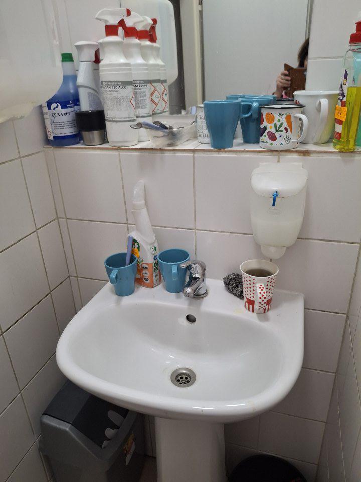 V predsieni WC osobné predmety zamestnancov, neporiadok 