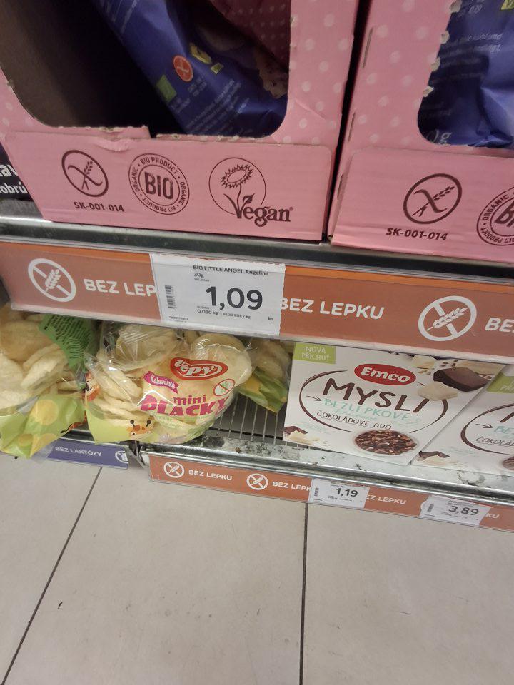 Skorodovaný regál na predajnej ploche