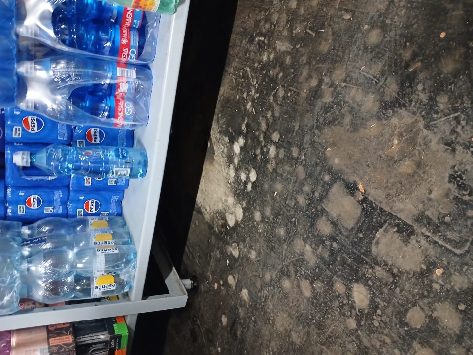 znečistená poškodená podlaha skladu potravín