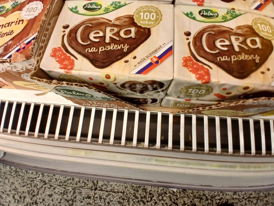 znečistený priestor pod mriežkami v chladiacich zariadeniach