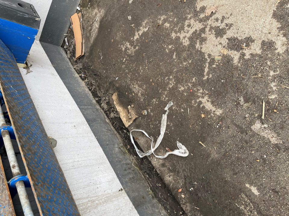 Okolie príjmovej rampy znečistené zbytkami potravín, ohorkami z cigariet, kartónmi a plastami.