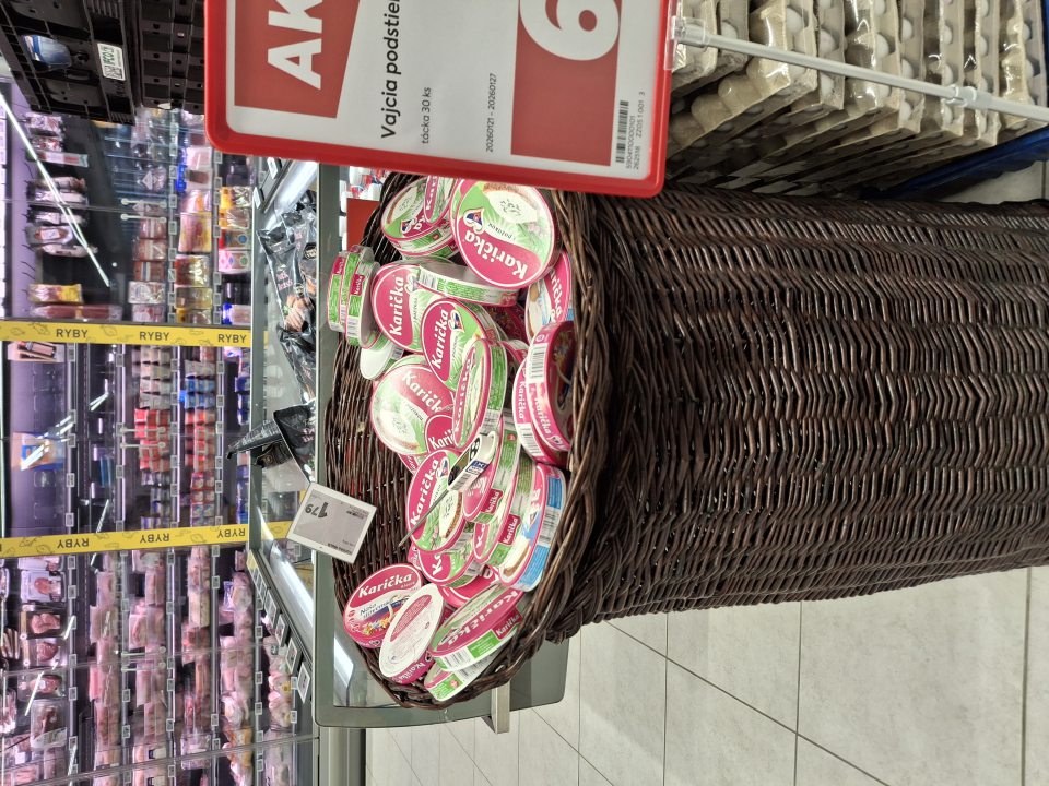 Na predajnej ploche boli umiestnené výrobky pri teplote, ktorá nezodpovedala podmienkam skladovania doporučených výrobcom.