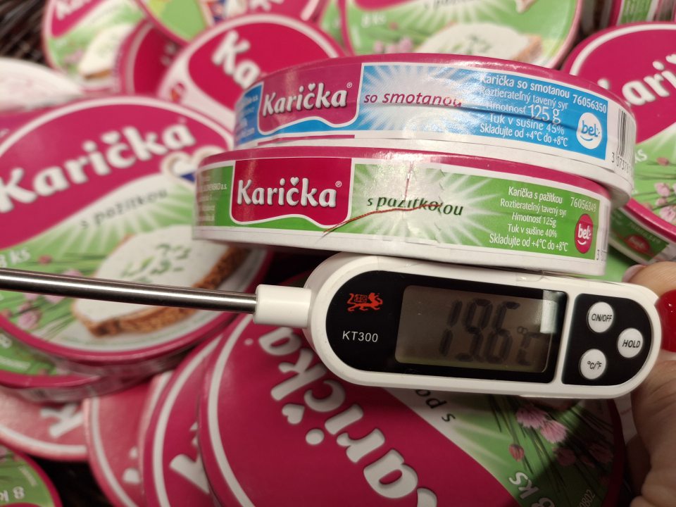 Na predajnej ploche boli umiestnené výrobky pri teplote, ktorá nezodpovedala podmienkam skladovania doporučených výrobcom.