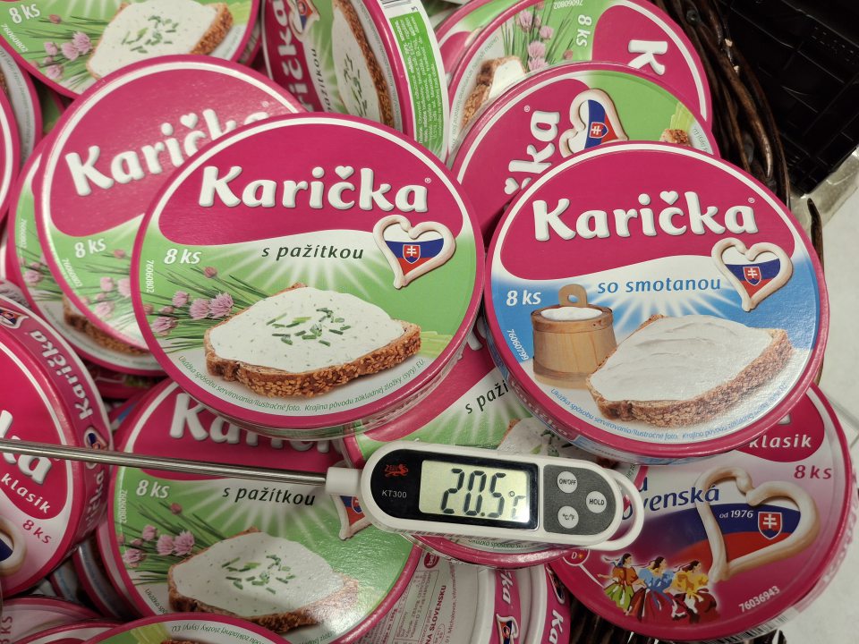 Na predajnej ploche boli umiestnené výrobky pri teplote, ktorá nezodpovedala podmienkam skladovania doporučených výrobcom.