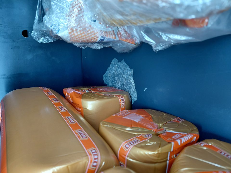 Olúpaný náter s priemerom cca 10-15 cm v chladiacom zariadení na mäsové výrobky.