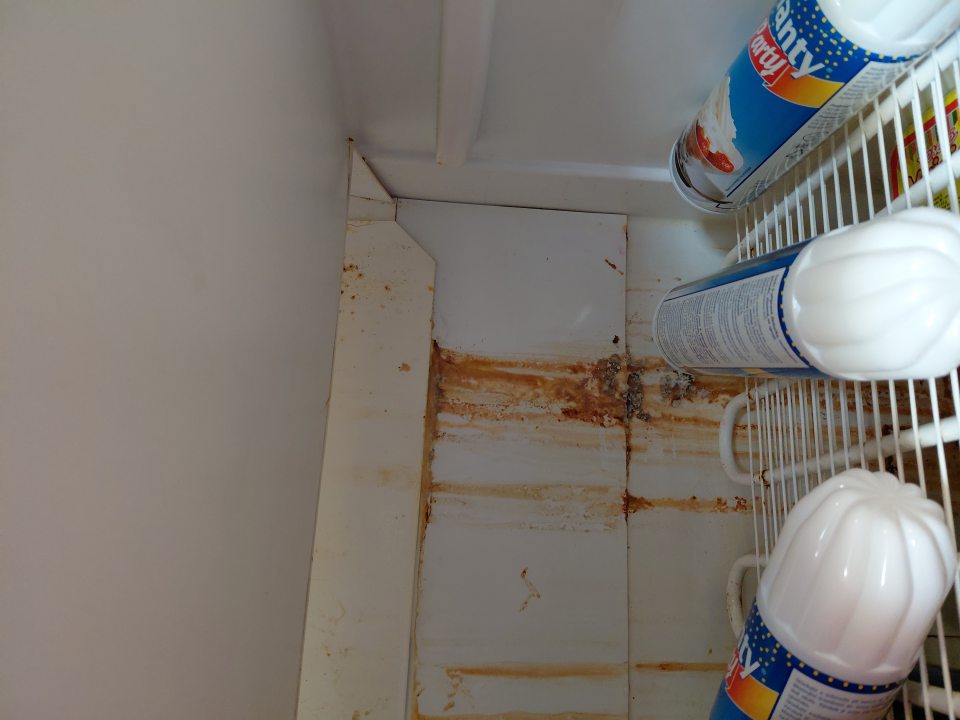 Chladiaca vitrína na mäsové výrobky - v spodnej časti zadná stena výrazne znečistená, s prítomnosťou hrubej vrstvy nálepov, zvyškov obalov mäsových výrobkov, zatečená.