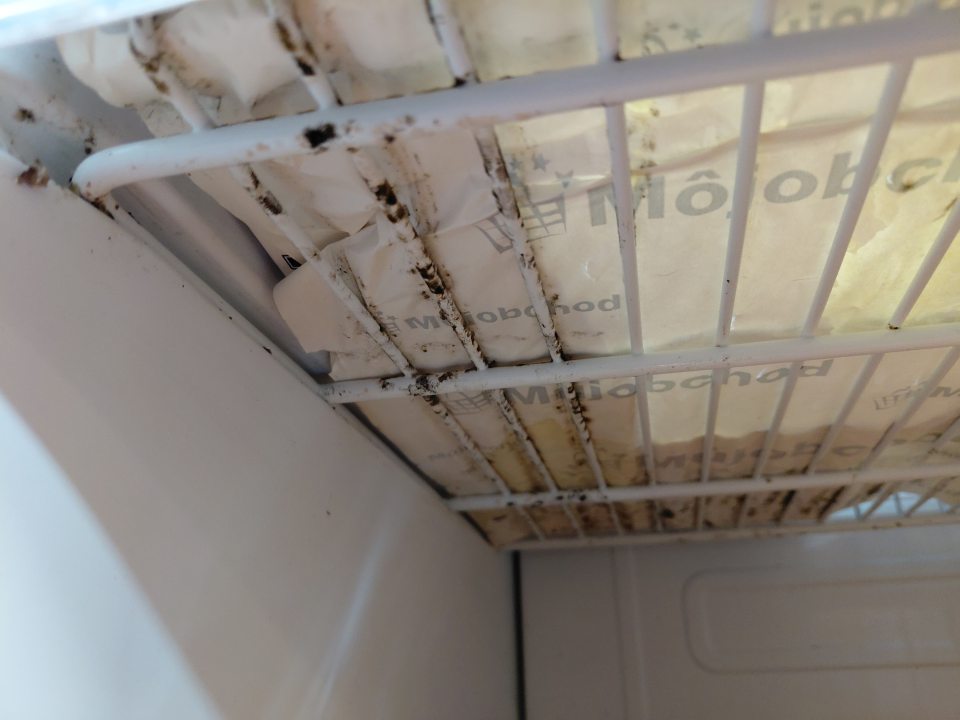 Chladiaca vitrína na mäsové výrobky - mriežky hrdzavé na viacerých miestach aj špinavé.