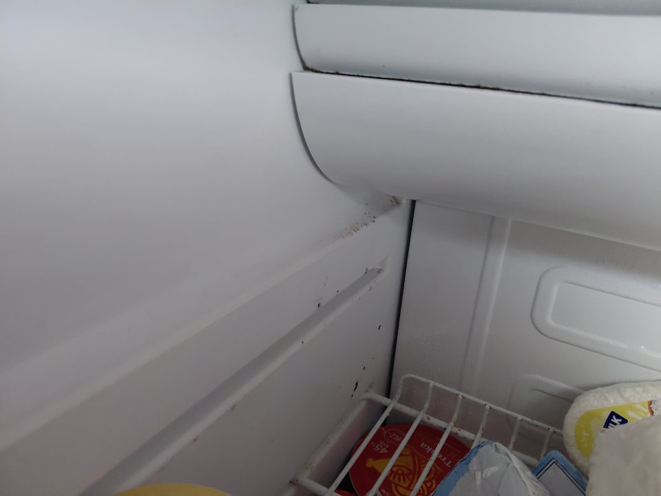 Chladiaca vitrína na mliečne výrobky - bočná vnútorná stena v hornom ľavom rohu znečistená.