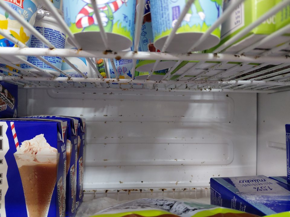 Mriežky na viacerých miestach hrdzavé a špinavé - chladiaca vitrína na mliečne výrobky.