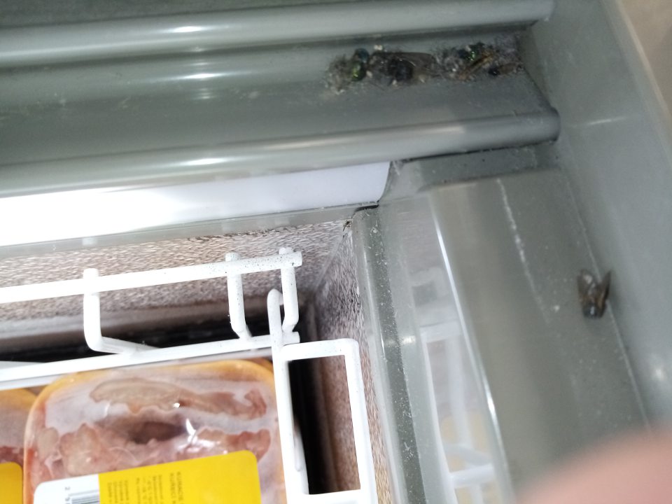 Znečistené vodiace lišty na mraziacich zariadeniach