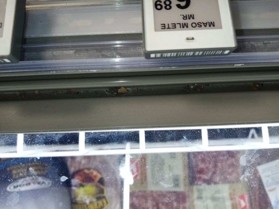 Znečistený povrch mraziacich vitrín