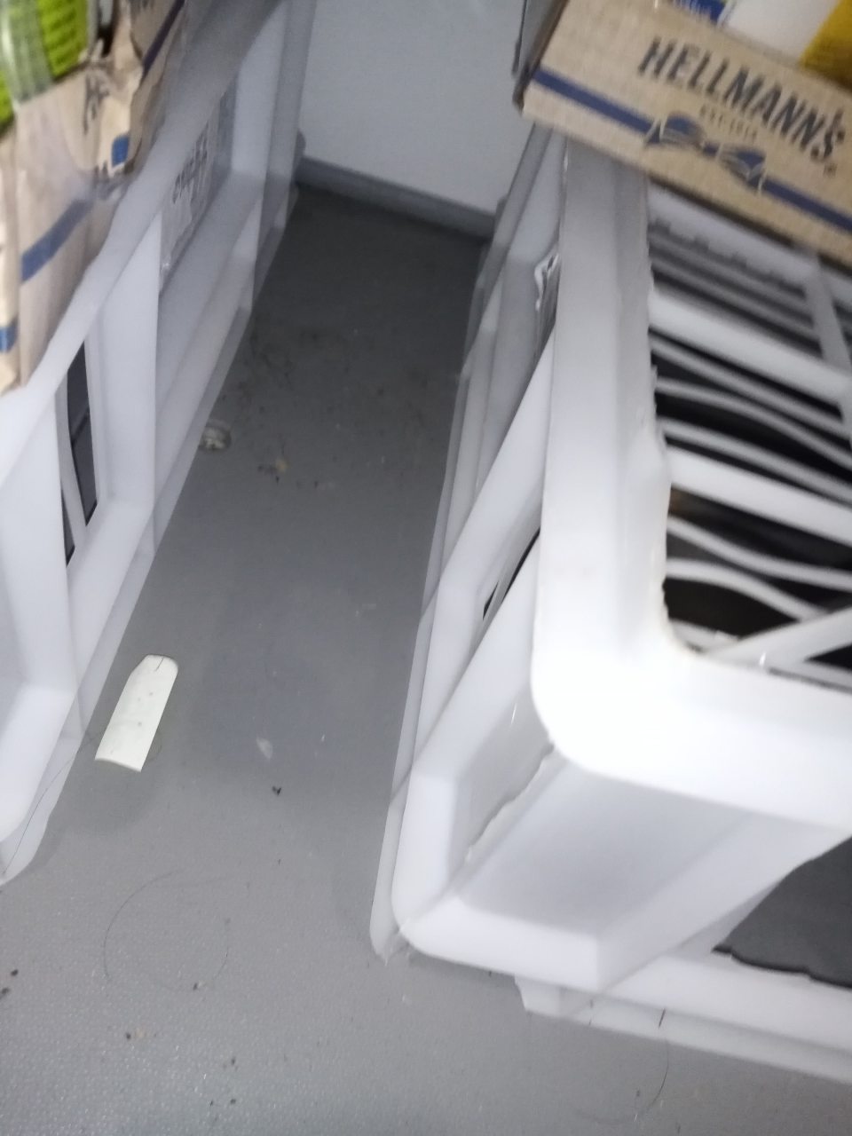 Znečistená podlaha v chladiacom boxe