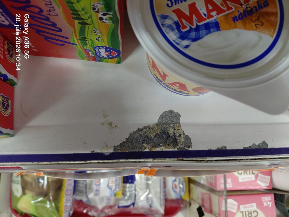 olupujúci sa náter na polici v chladiacej vitríne určenej na predaj mliecnych výrobkov