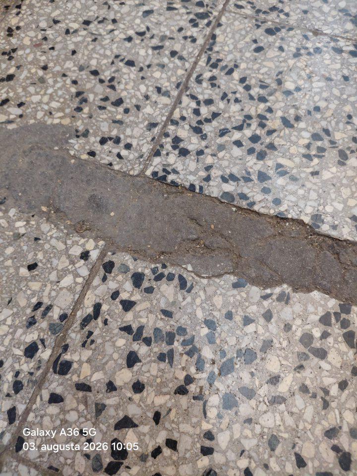 Na predajnej ploche poškodená časť podlahy, v ktorej sa hromadili nečistoty