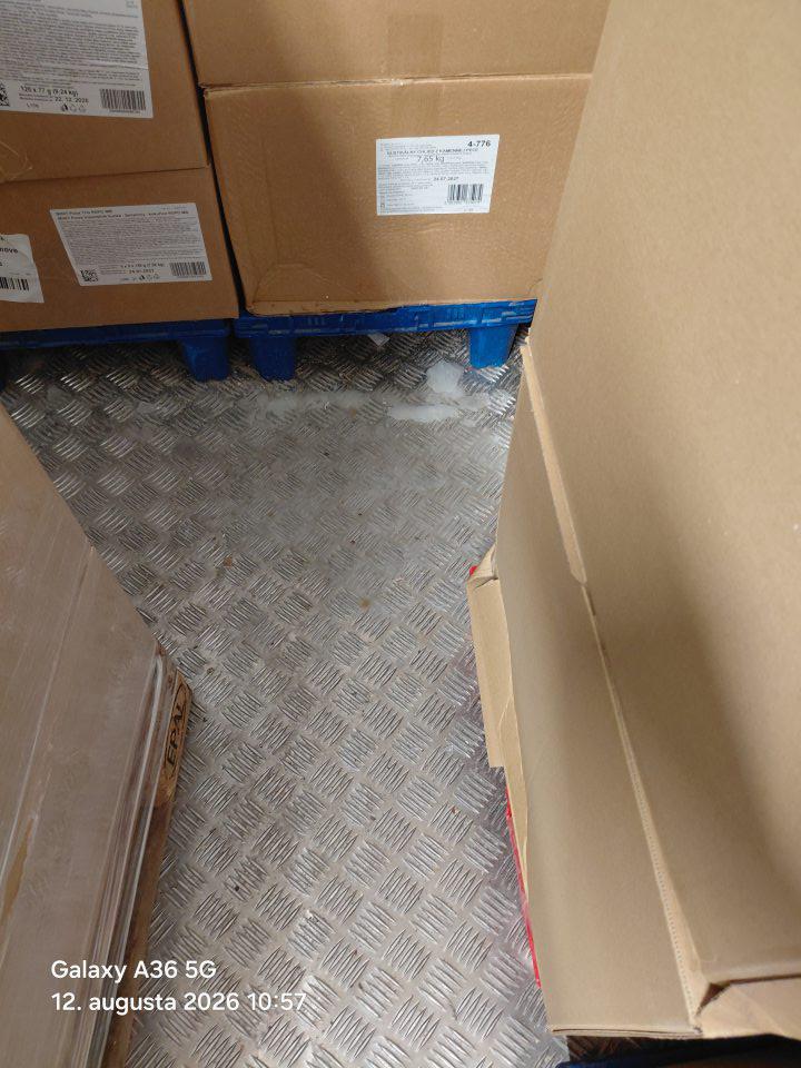 Mraziaci box v skladových priestoroch s námrazou na podlahe pod výparníkom.