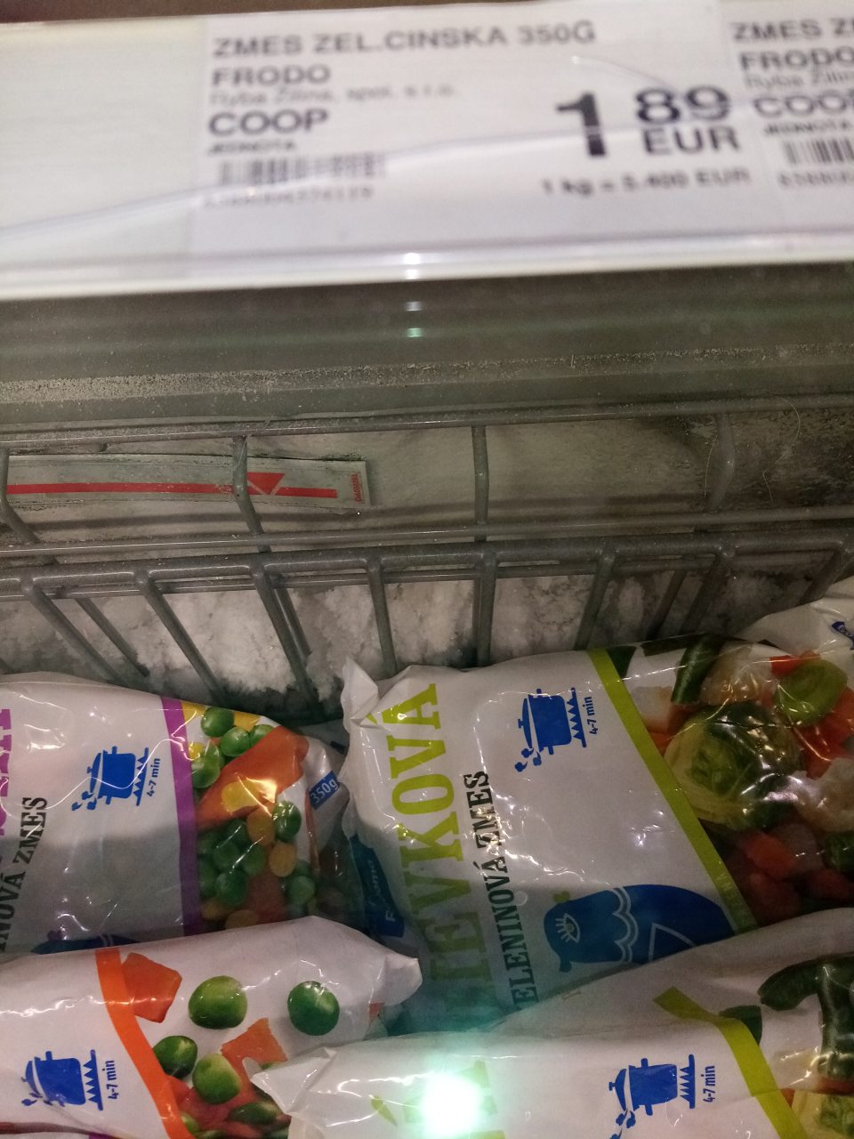 Na zadnej stene mraziaceho boxu určeného na predaj mrazenej zeleniny sa nachádza námraza.