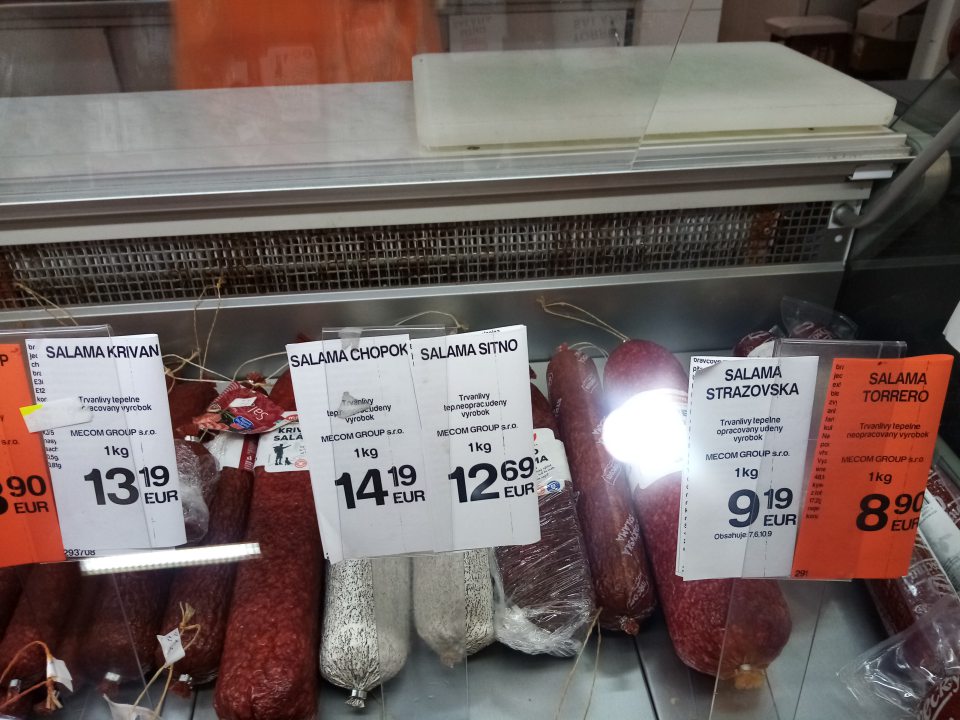 V chladiacej vitríne určenej na predaj mäsových výrobkov je zadná mriežka tejto chladiacej vitrńy poškodená hrdzou.