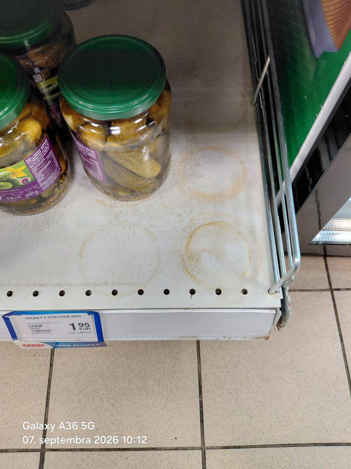Znečistená polička pod termosterilizovanou zeleninou