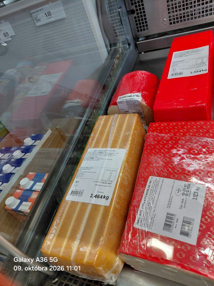 Znečistené chladiace zariadenie - na ľavej bočnej ploche tohto chladiaceho zariadenia medzi sklom a plastovým bokom bolo viditeľné znečistenie (prach, napadané nečistoty, omrvinky)