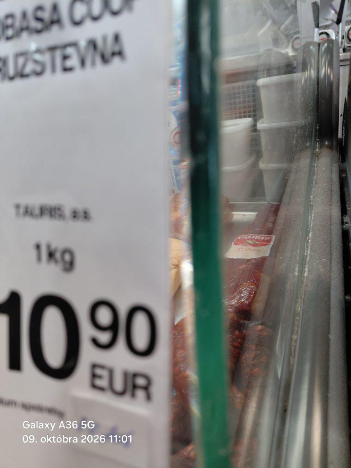 Na pravej vonkajšej bočnej plastovej lište chladiaceho zariadenia bola vrstva prachu.