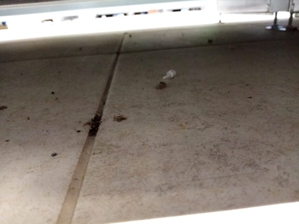 Znečistená podlaha na predajnej ploche.