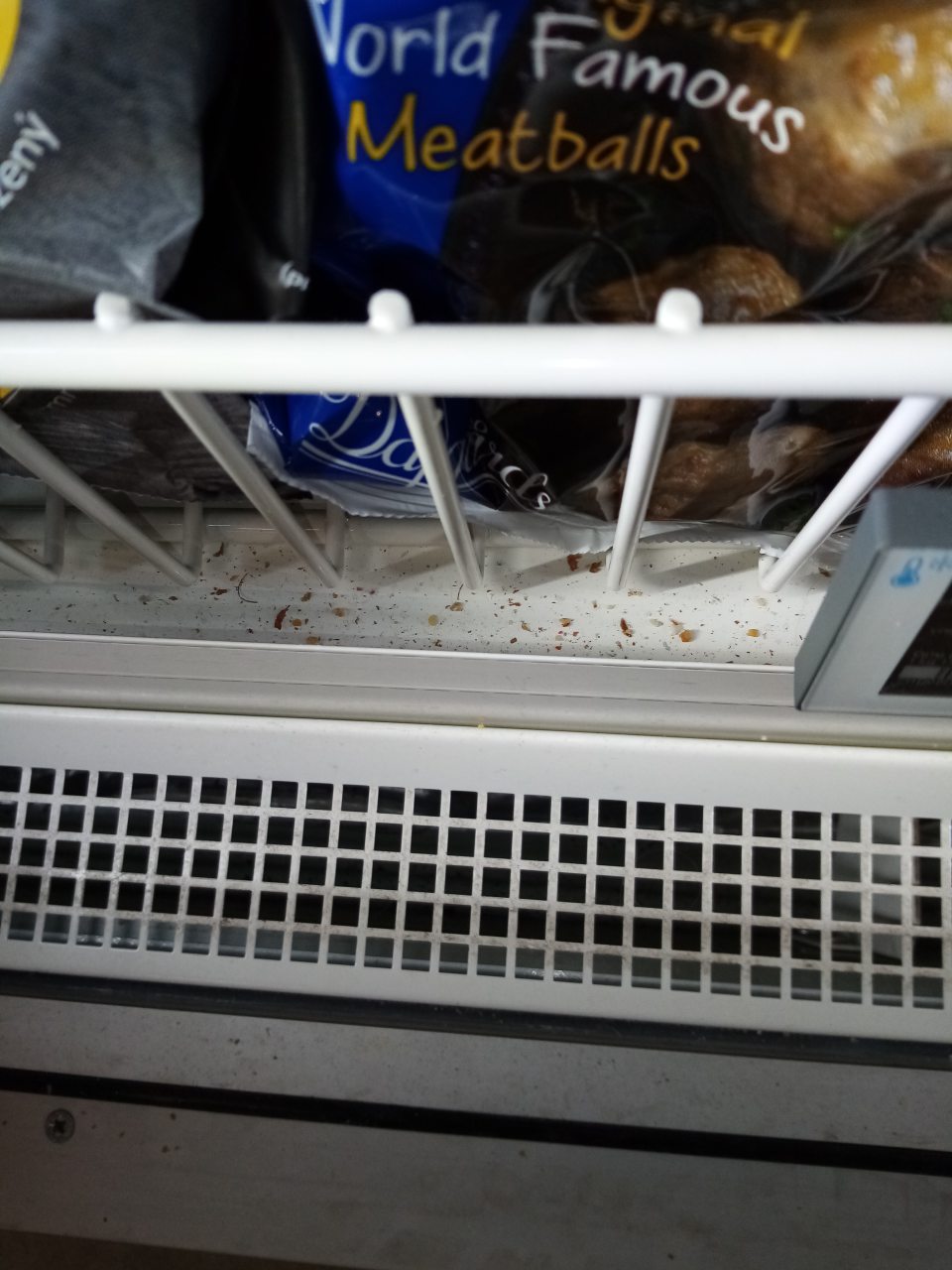 Znečistené mraziace zariadenia na predajnej ploche .