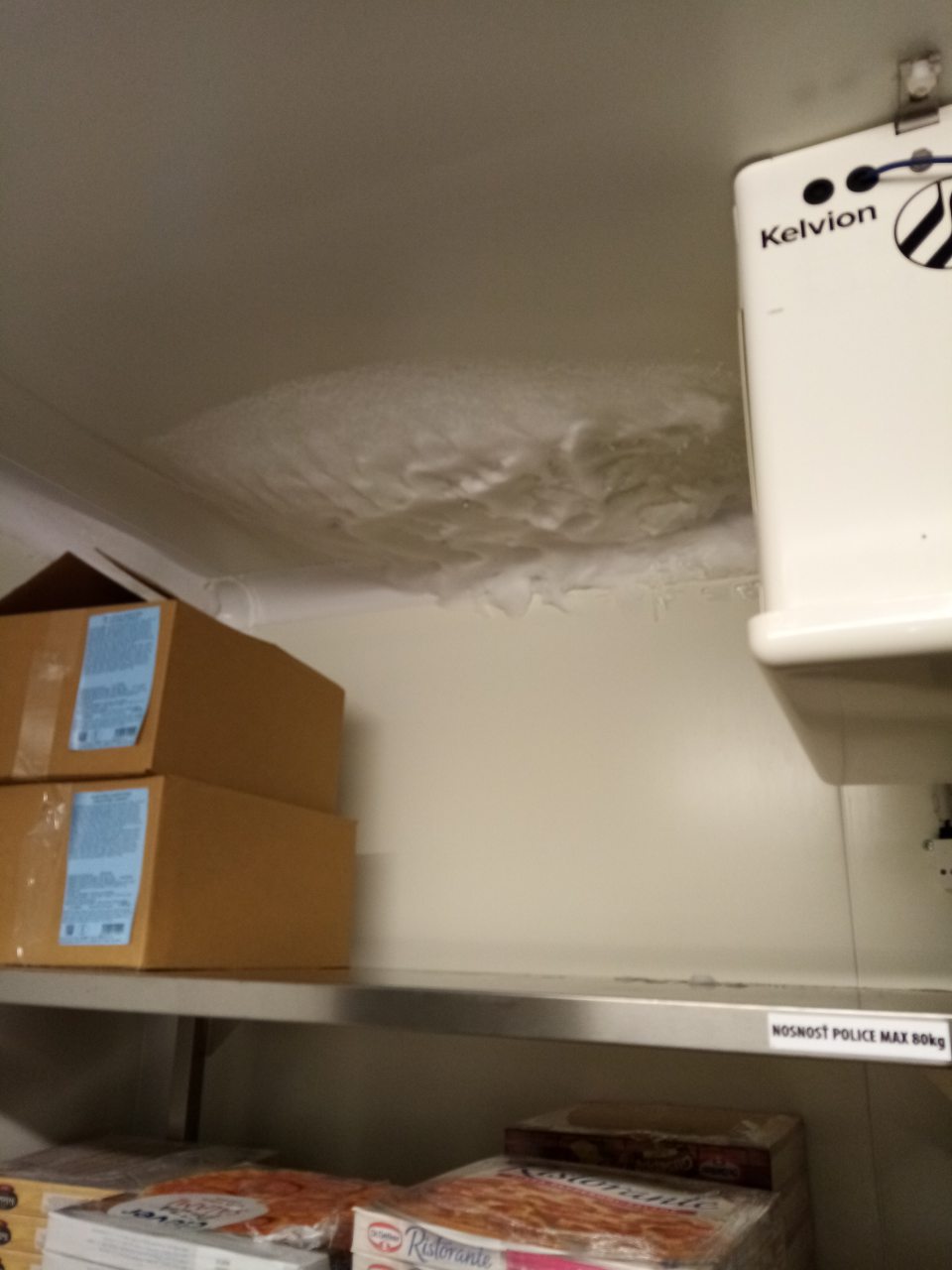 V mraziacom boxe určenomna na skladovanie mzazených polotovarov nad výparníkom hrubá vrstva námrazy.