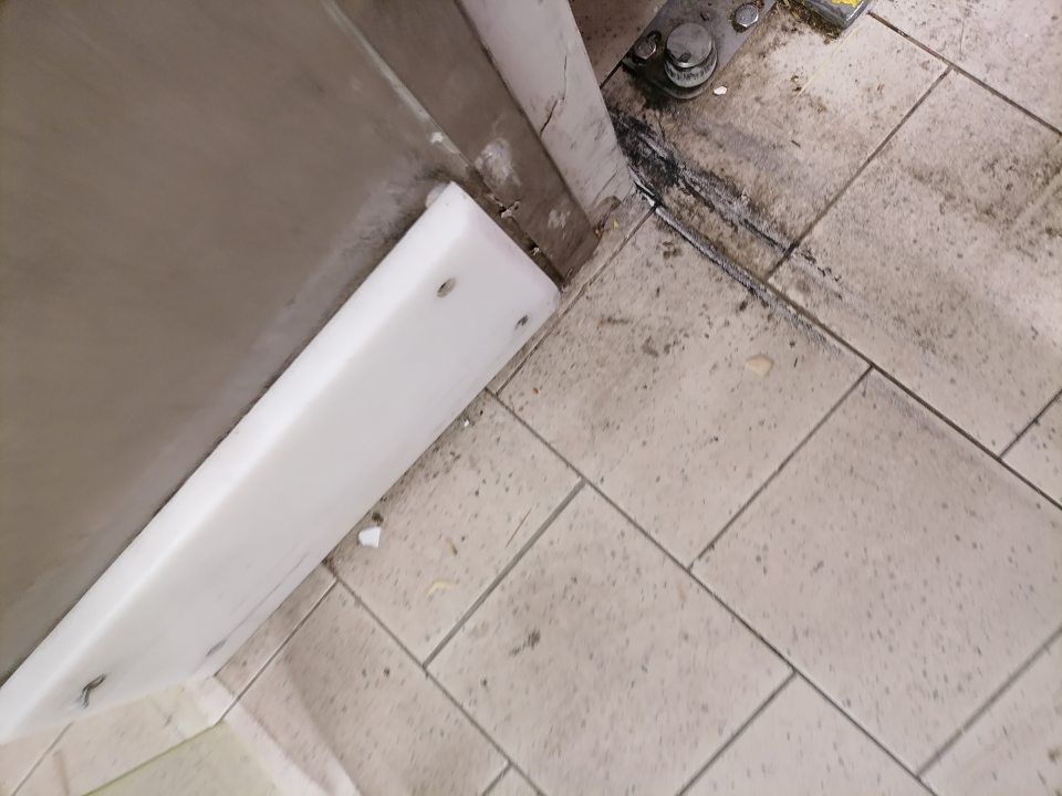 Znečistená podlaha v skladových priestoroch pri vstupe so chladiaceho boxu