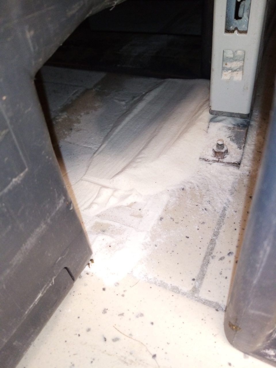 Znečistená podlaha na pracovnej ploche