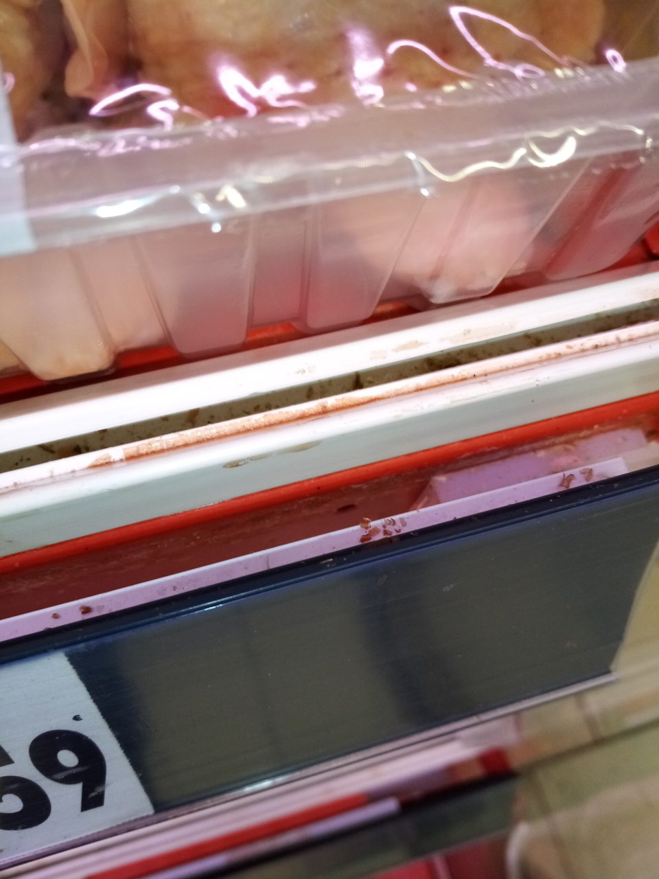 Znečistené chladiace vitríny na predajnej ploche 