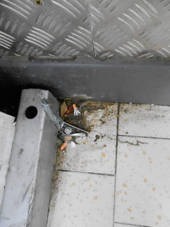 Podlaha v skladových priestoroch znečistená mechanickými nečistotami.