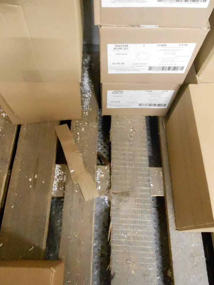 Podlaha a podlaha pod paletami v mraziacom boxe určenom na skladovanie hlbokozmrazených pekárskych výrobkov určených na dopekanie silne znečistená mechanickými nečistotami, zvyškami obalového materiálu a vysypanými zvyškami hlbokozmrazených pekárskych polotovarov.