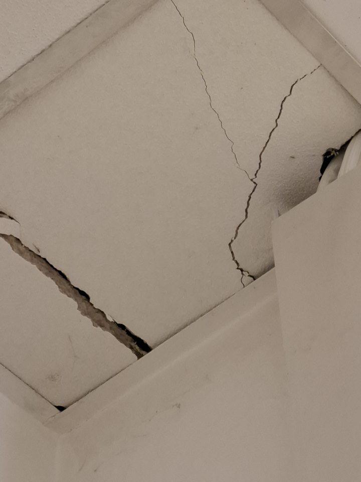 V oddelení pultového predaja poškodená stropná kazeta.