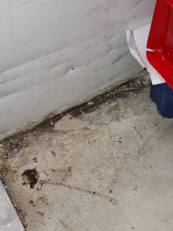 V skladových priestoroch v mraziarenskom sklade pečiva v mraziacom boxe znečistená podlaha.