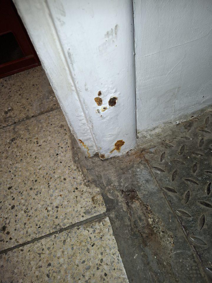 Zárubňa dverí vedúcich do skladu poškodená s výskytom korózie.