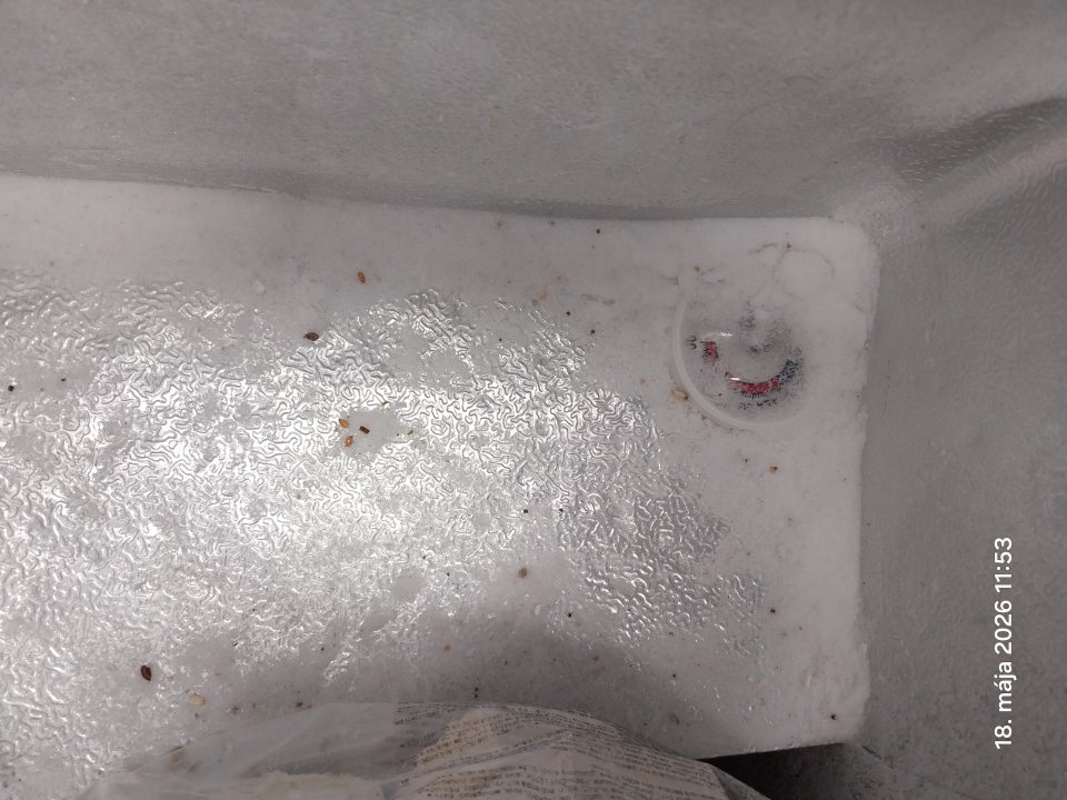 Znečistený mraziaci box s uloženými mrazenými pekárskymi polotovarmi.