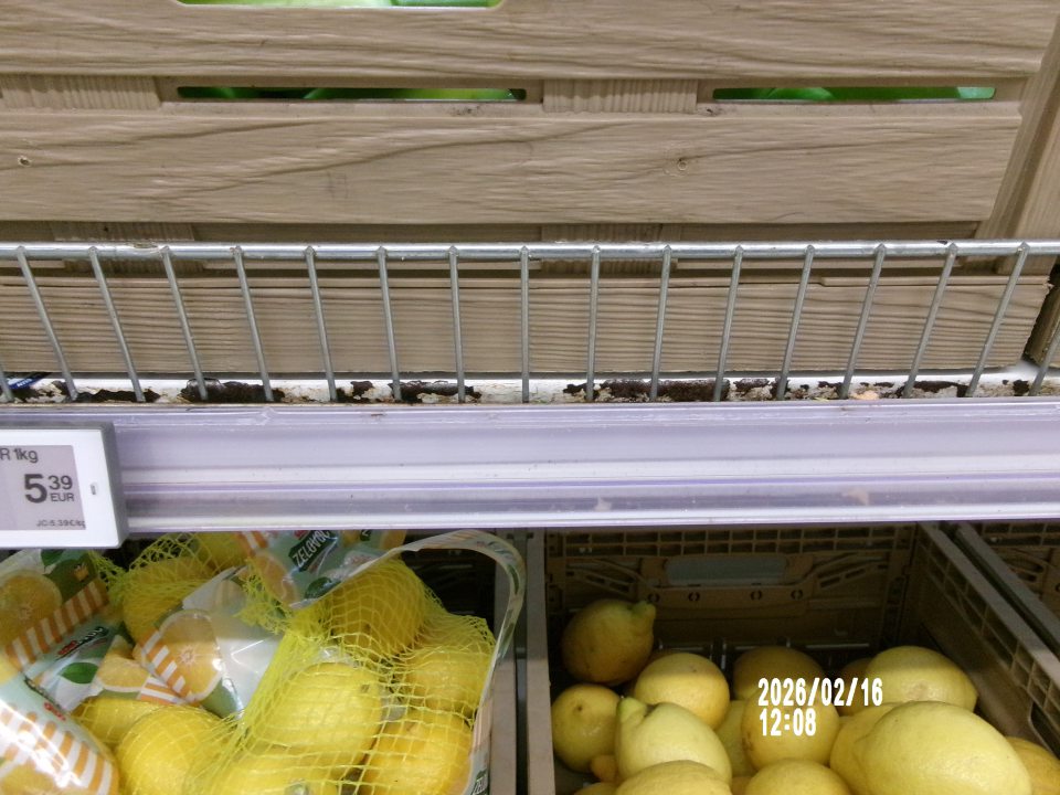 Skorodované koše slúžiace na uskladnenie tovaru (produkty rybolovu, polotovary) 2) Skorodované regály s uloženou zeleninou, ovocím a zemiakmi 